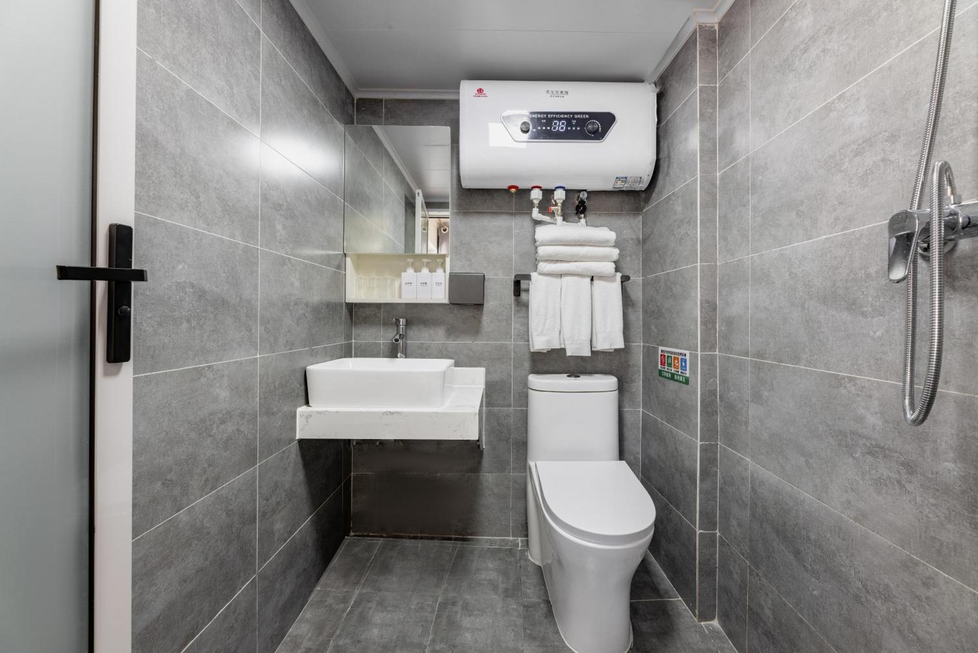 Happy Dragon Hotel -- Nearby Tiananmen Square & Forbidden City & Wangfujing Street & Line 5,6,8 Subway Nearby & Free Coffee & Free Laundry & Fluent English Speaking & Tourist Attractions Ticket Service & Free Wifi Unlimited For Western Software Beijing Luaran gambar